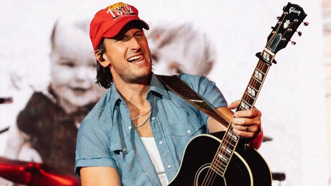 Russell Dickerson Unveils ‘Worth Your Wild’ – The Beach Session That Brought Country to New Heights!