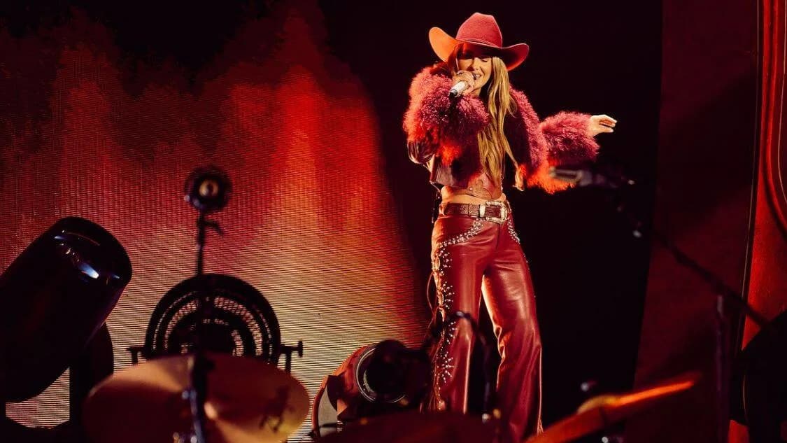 Lainey Wilson's Houston Comeback: Tears, Toilet Seats, and the Ultimate Fan Experience!