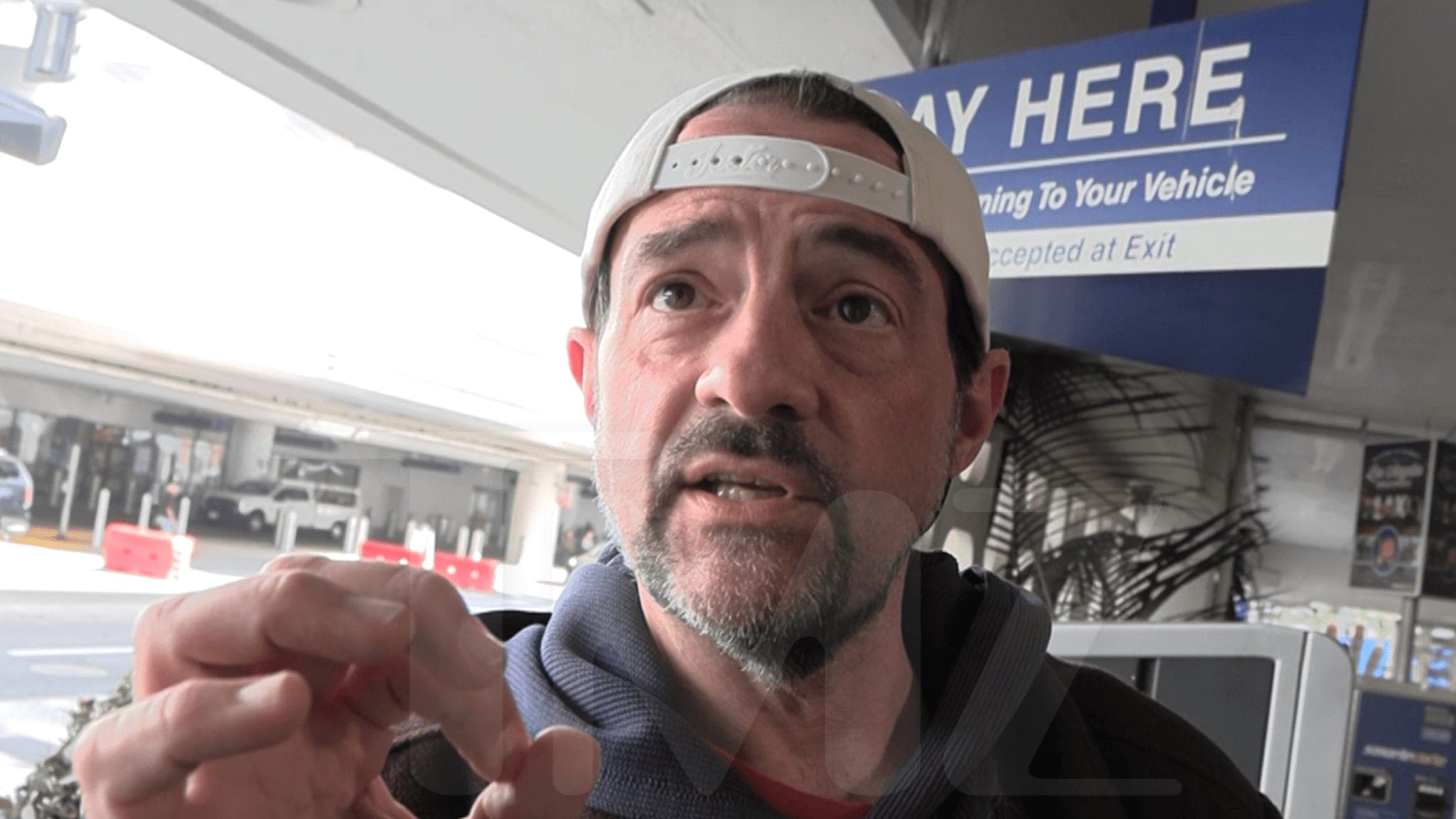 Kevin Smith's Travel Troubles: Stranded, Frustrated, and Politically Charged!