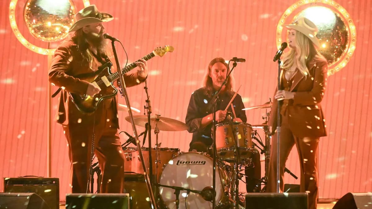When Country Meets Disco: Chris Stapleton and Miranda Lambert Steal the Show at CMA Awards!