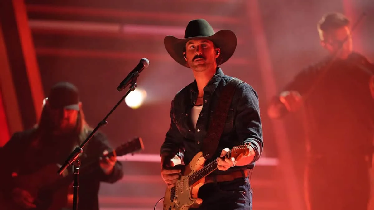 Riley Green Sets the CMA Awards Ablaze with His Steamy Performance of 'Worst Way'!
