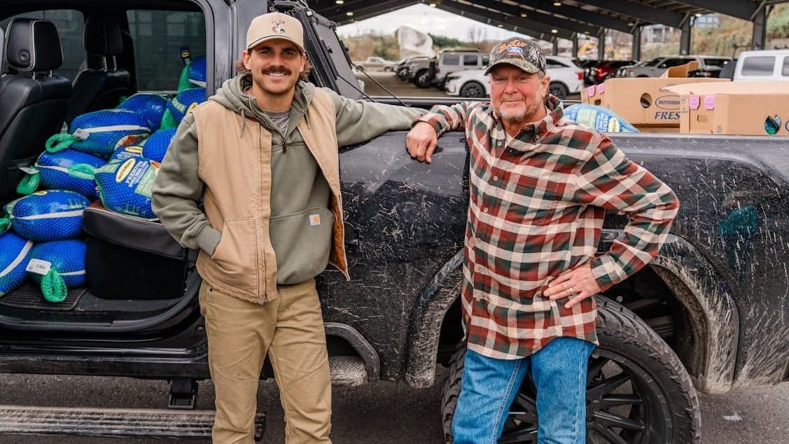 Country Stars Unite to Save Thanksgiving: How Tracy Lawrence Turned Setbacks into Feasts