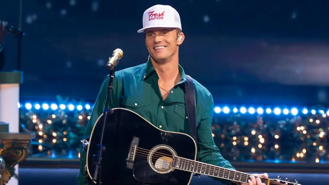 Jazzing Up Christmas: Parker McCollum’s Magical Debut at CMA Country Christmas!