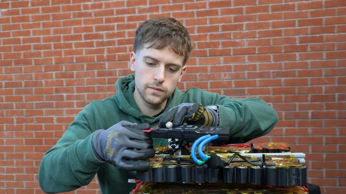 From Trash to Treasure: How 500 Discarded Vapes Powered a Man’s Entire Home!