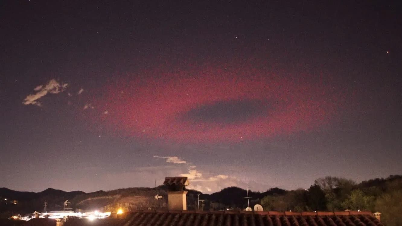 Red Rings Revolution: An Astrophotographer’s Spellbinding Sky Show in Italy!