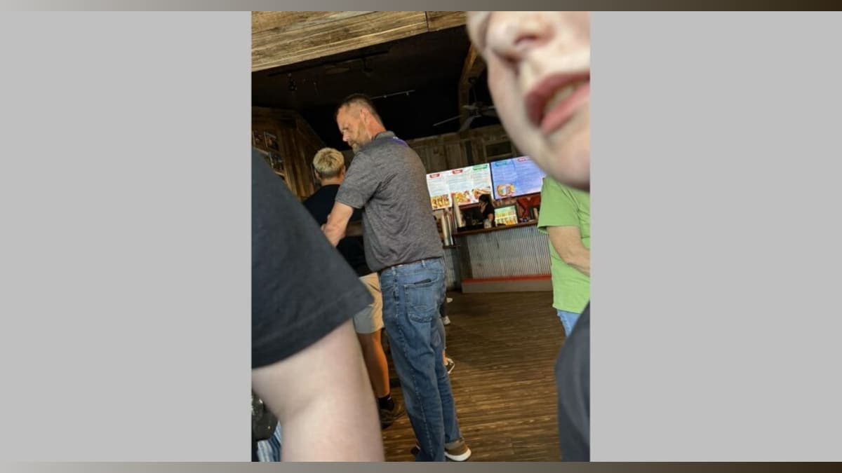 Taco Hero: How a $100 Bill Transformed One Family’s Dinner into a Heartwarming Tale