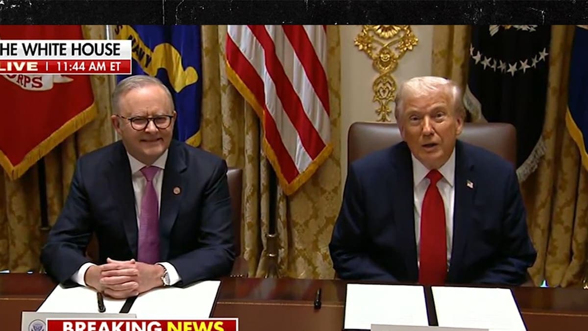 Trump’s Mirror Mishap: A Reflection on Historic Faux Pas!