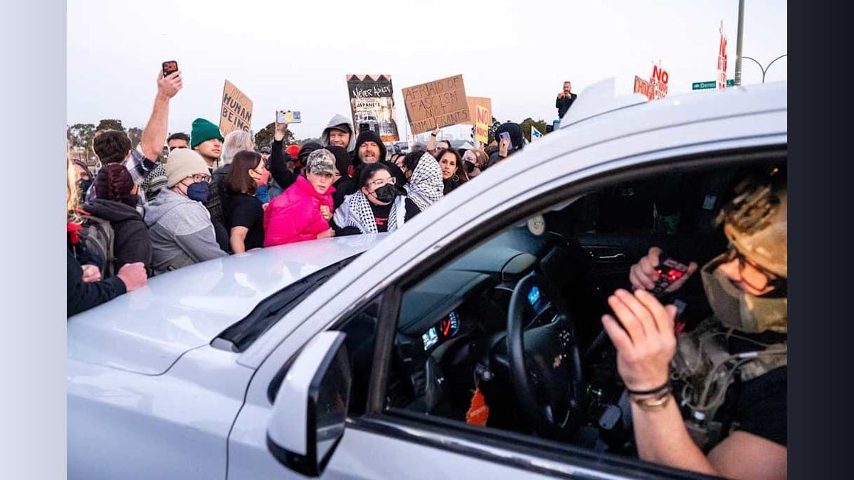 Flash-Bang Showdown: Protesters Clash with Federal Agents at the Coast Guard Base!