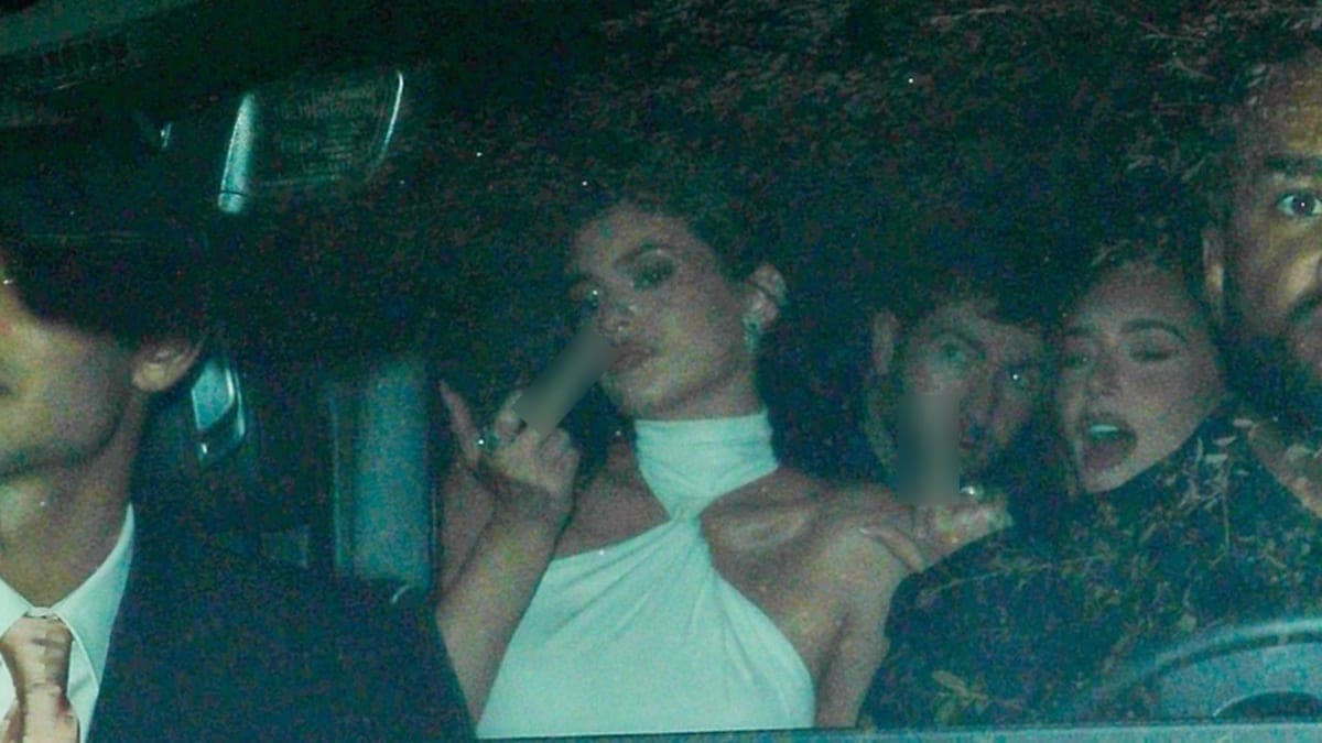 Kylie Jenner’s Sassy Entrance: A Flip Off to the Paparazzi at Mom’s Birthday Bash!