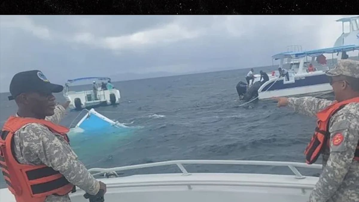 Catamaran Chaos: Fifty Tourists Find Fun Turns into Fight for Survival!