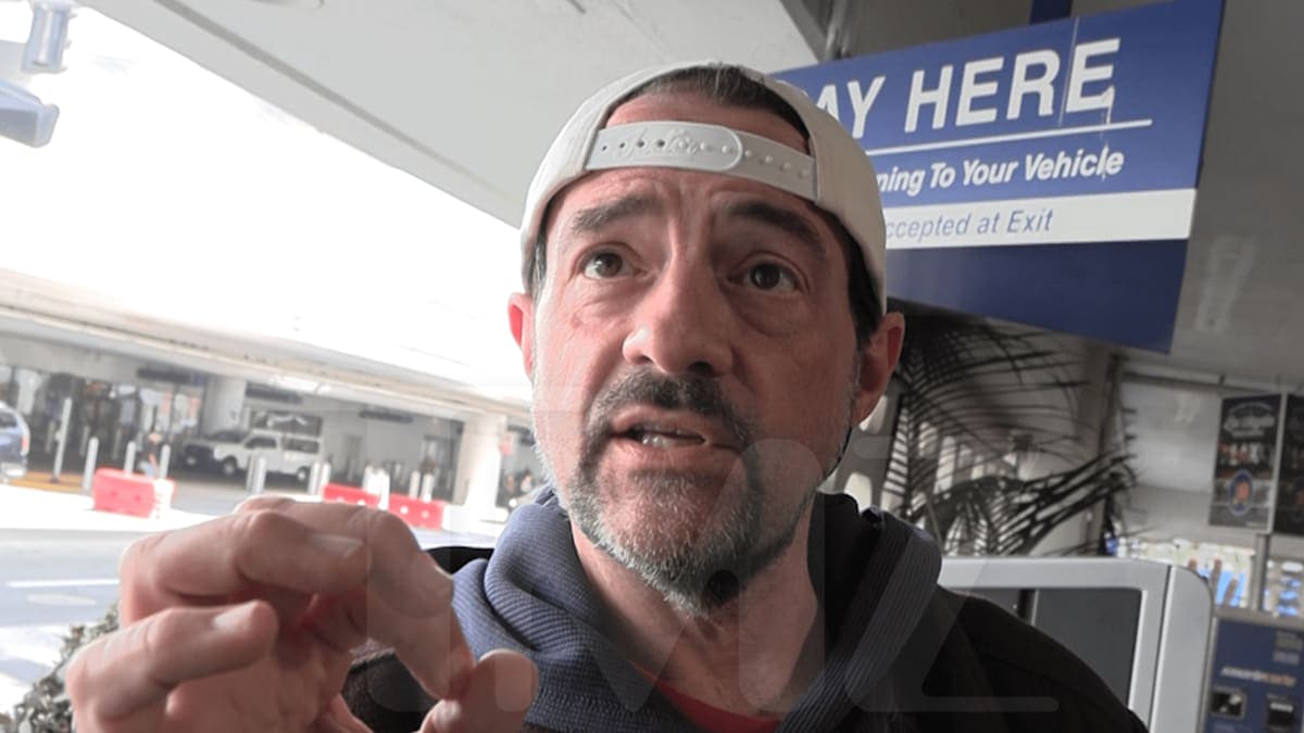 Kevin Smith's Travel Troubles: Stranded, Frustrated, and Politically Charged!
