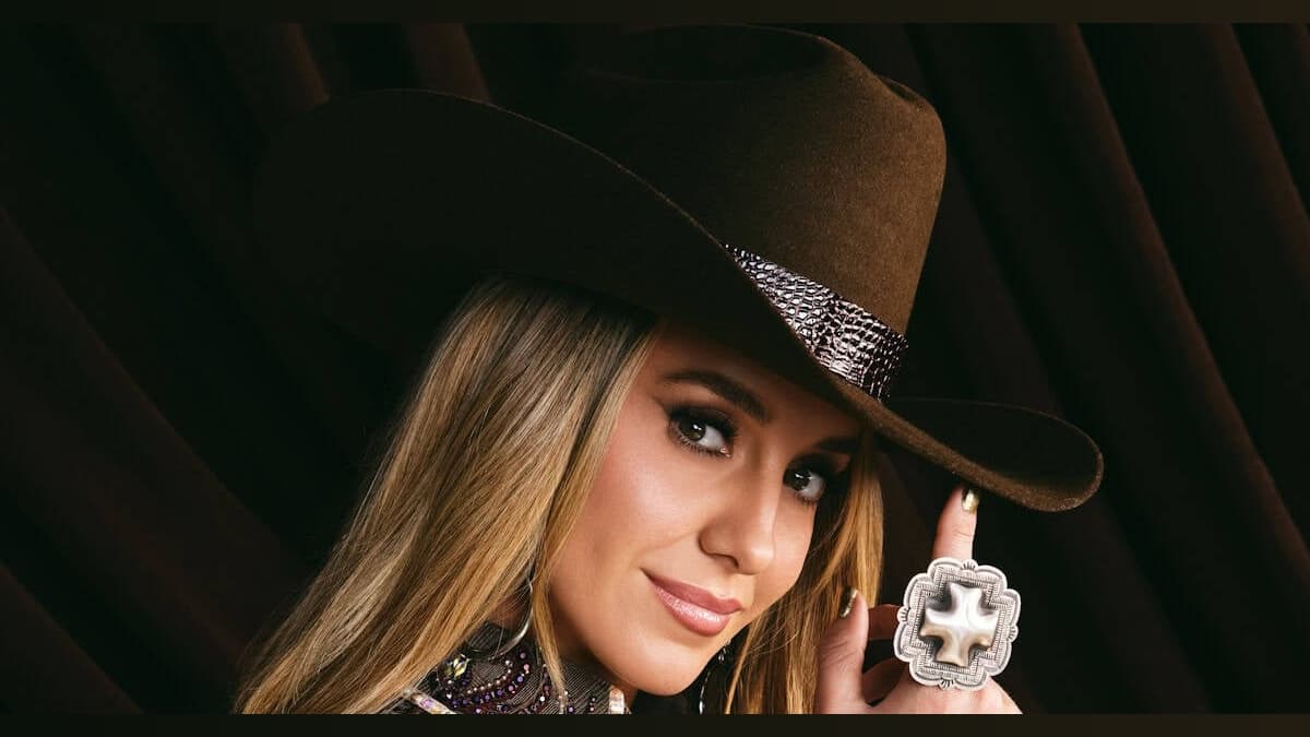 Lainey Wilson Steps into the Spotlight: Hosting the CMA Awards Solo for the First Time!