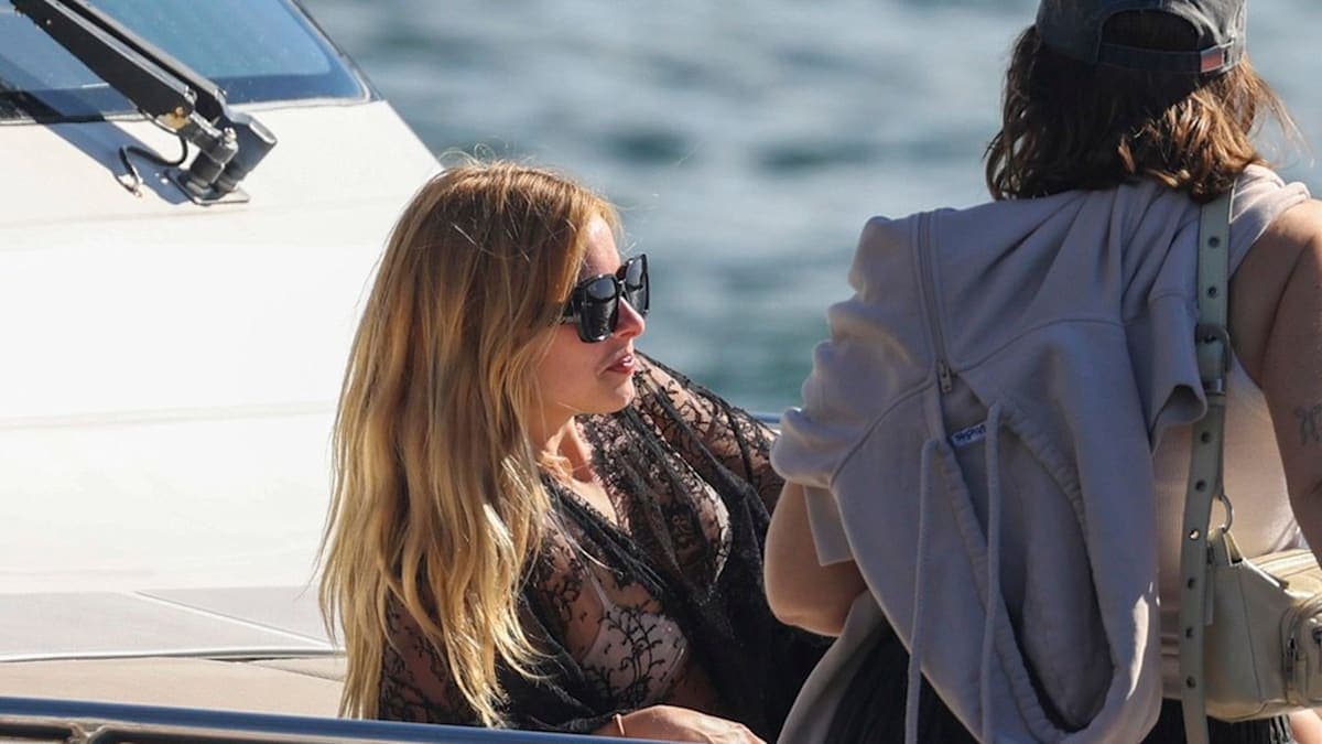 Addison Rae Takes a Sunshine Break: Bikini, Yacht, and a Hint of Adventure in Sydney!