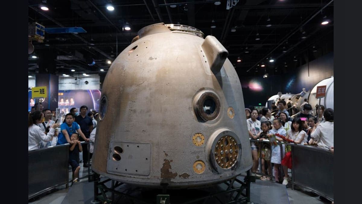 Celebrating History: November 19th's Space Milestones and Star-Studded Birthdays!