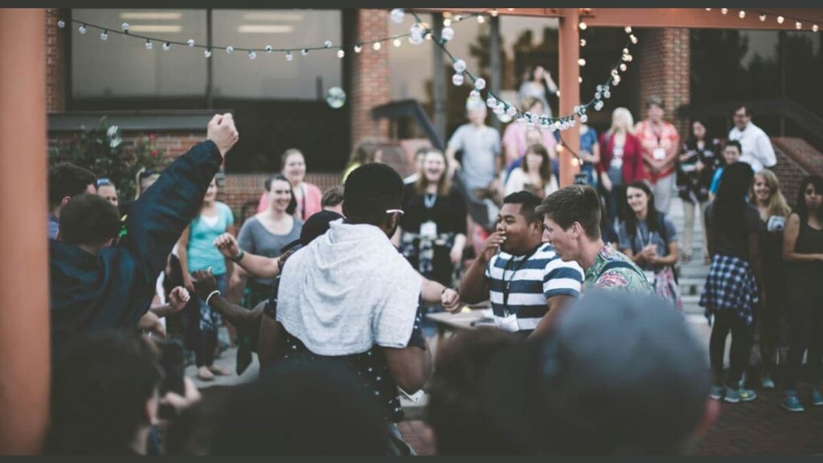 Disconnect to Connect: The Rise of Phone-Free Events You Have to Experience!