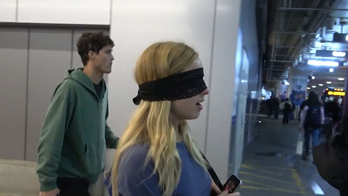 Addison Rae: Eye Mask or Fashion Statement? The Airport Look That’s Raising Eyebrows!