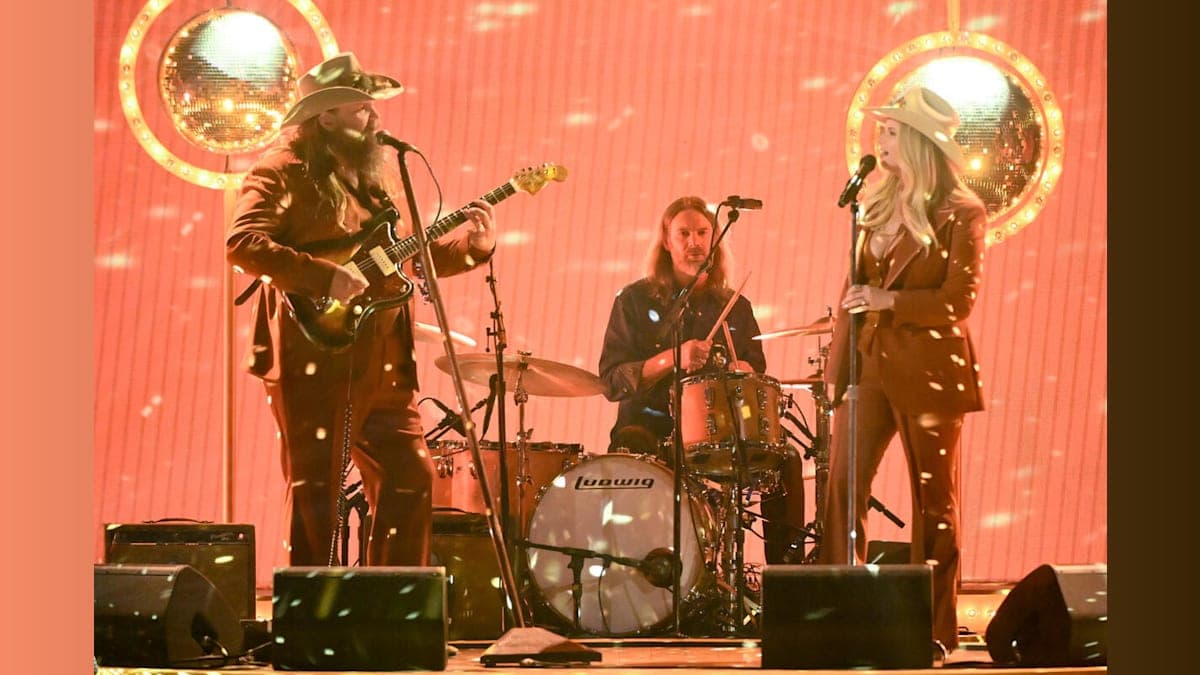 When Country Meets Disco: Chris Stapleton and Miranda Lambert Steal the Show at CMA Awards!