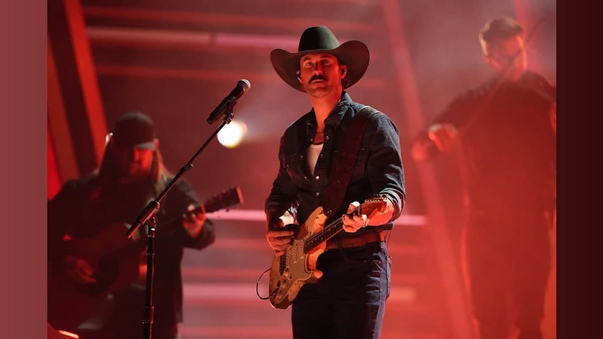 Riley Green Sets the CMA Awards Ablaze with His Steamy Performance of 'Worst Way'!