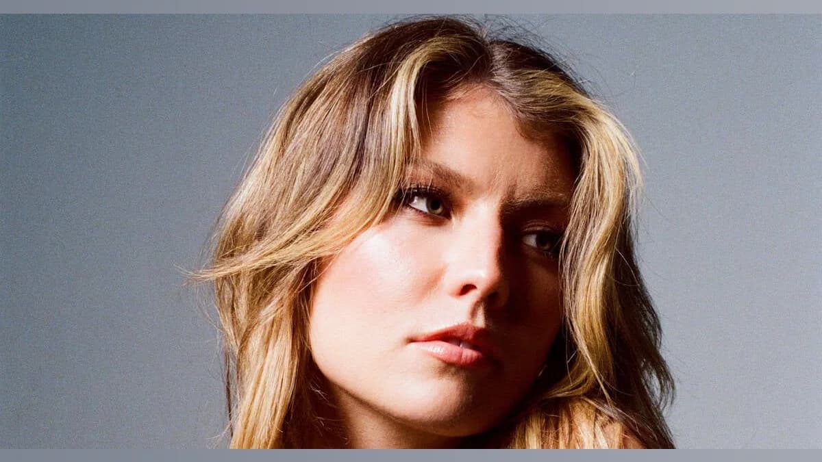 Dasha Takes a Bow: Celebrating a Billion-Stream Milestone in Country Music!