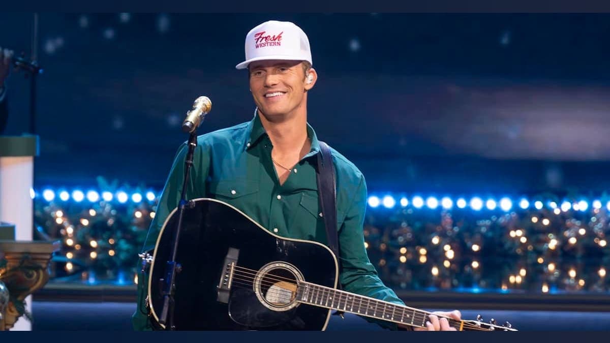 Jazzing Up Christmas: Parker McCollum’s Magical Debut at CMA Country Christmas!