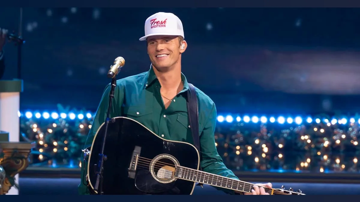Jazzing Up Christmas: Parker McCollum’s Magical Debut at CMA Country Christmas!