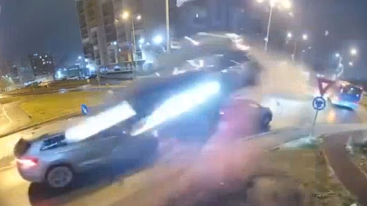 When Cars Fly: The Incredible Story of a Mercedes-Benz Soaring Over Traffic in Romania!