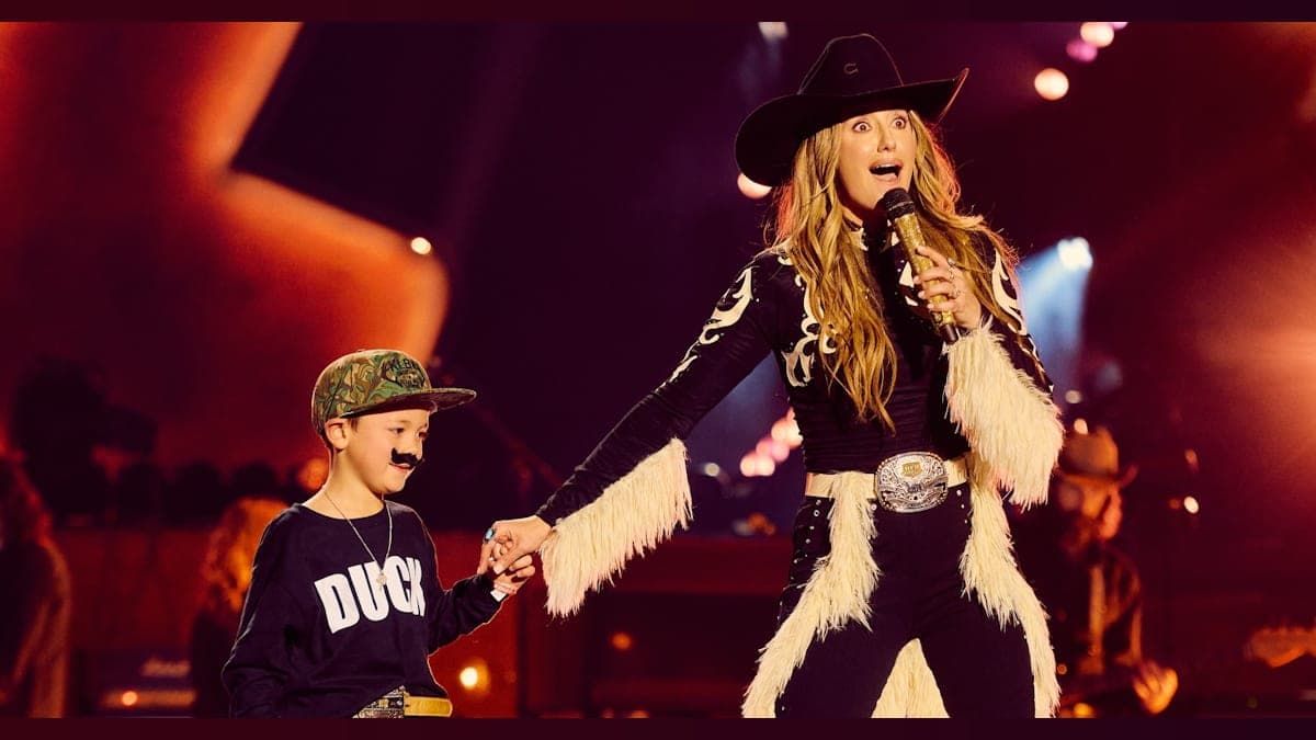 Little Cowboy Steals the Spotlight: Lainey Wilson's Heartwarming Vegas Concert Moment