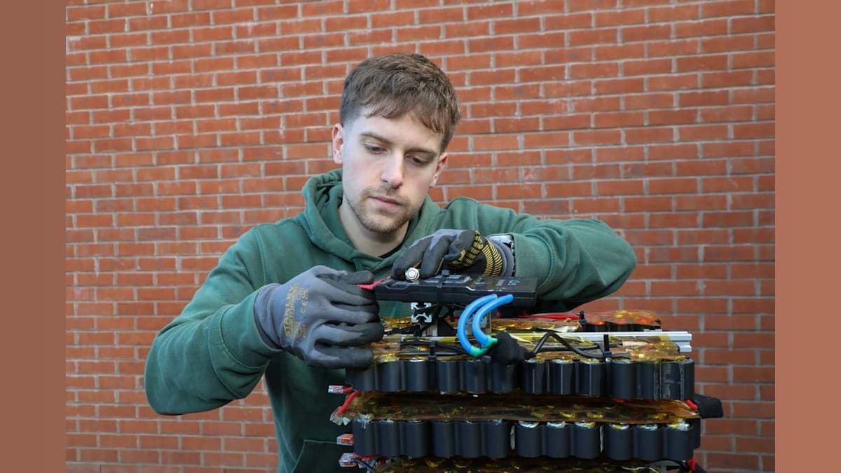 From Trash to Treasure: How 500 Discarded Vapes Powered a Man’s Entire Home!