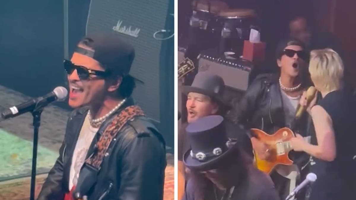 Bruno Rocks Nirvana: Mars and Friends Light Up the Stage with a Grunge Classic!