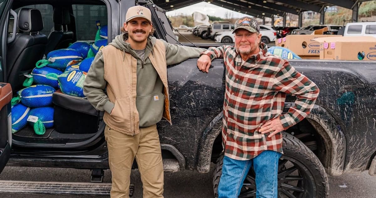 Country Stars Unite to Save Thanksgiving: How Tracy Lawrence Turned Setbacks into Feasts