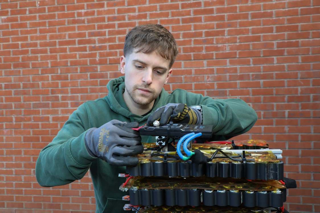 From Trash to Treasure: How 500 Discarded Vapes Powered a Man’s Entire Home!
